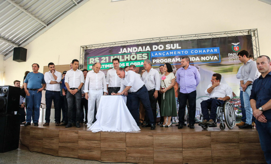 O Governador Carlos Massa Ratinho Júnior lança nesta quinta-feira (28),  o Programa Vida Nova Paraná em Jandaia do Sul.  E também anuncia  recursos e ações nas áreas da saúde, desenvolvimento urbano e sinalização viária, além de entrega de ambulância e de viatura para a Polícia Militar.Jandaia do Sul, 28/11/2019 -  Foto: Geraldo Bubniak/AEN