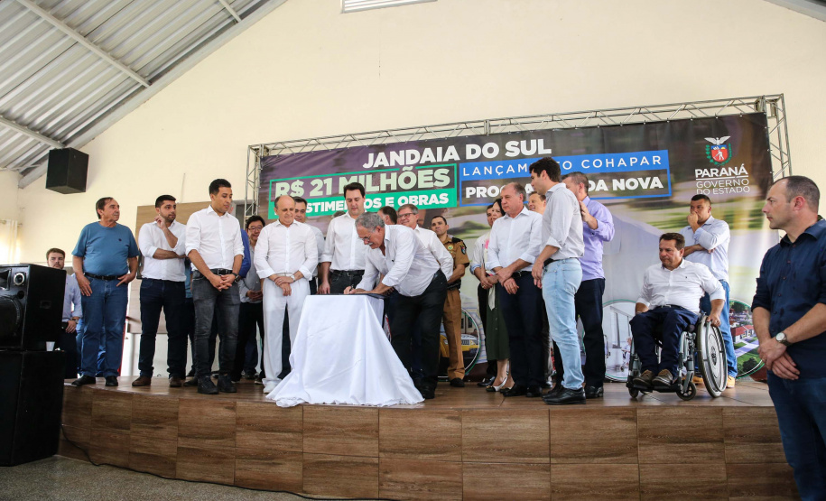 O Governador Carlos Massa Ratinho Júnior lança nesta quinta-feira (28),  o Programa Vida Nova Paraná em Jandaia do Sul.  E também anuncia  recursos e ações nas áreas da saúde, desenvolvimento urbano e sinalização viária, além de entrega de ambulância e de viatura para a Polícia Militar.Jandaia do Sul, 28/11/2019 -  Foto: Geraldo Bubniak/AEN