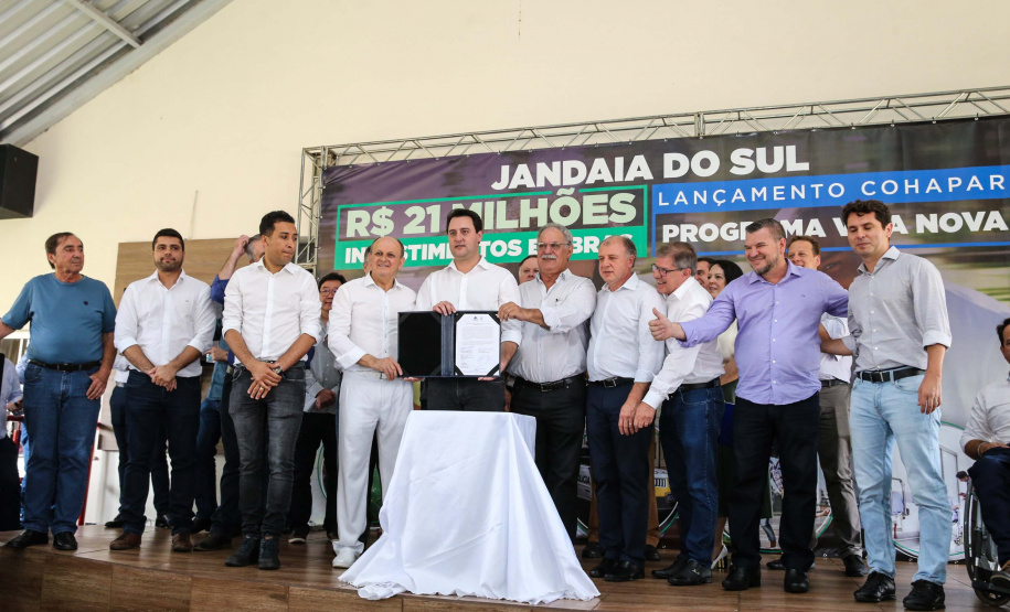 O Governador Carlos Massa Ratinho Júnior lança nesta quinta-feira (28),  o Programa Vida Nova Paraná em Jandaia do Sul.  E também anuncia  recursos e ações nas áreas da saúde, desenvolvimento urbano e sinalização viária, além de entrega de ambulância e de viatura para a Polícia Militar.Jandaia do Sul, 28/11/2019 -  Foto: Geraldo Bubniak/AEN