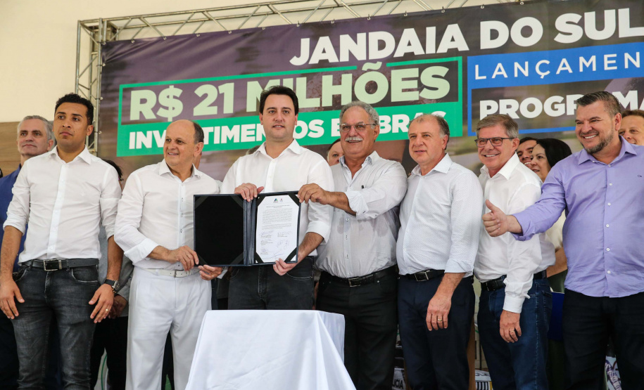 O Governador Carlos Massa Ratinho Júnior lança nesta quinta-feira (28),  o Programa Vida Nova Paraná em Jandaia do Sul.  E também anuncia  recursos e ações nas áreas da saúde, desenvolvimento urbano e sinalização viária, além de entrega de ambulância e de viatura para a Polícia Militar.Jandaia do Sul, 28/11/2019 -  Foto: Geraldo Bubniak/AEN