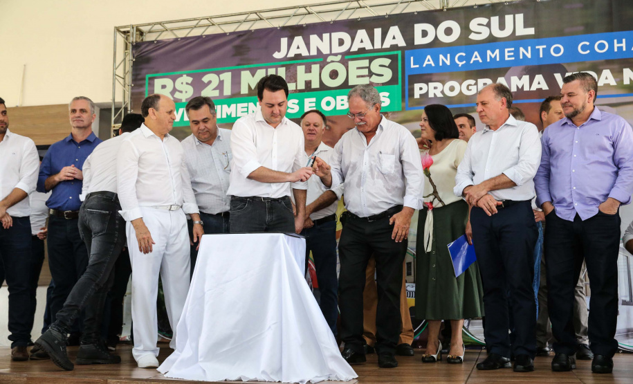 O Governador Carlos Massa Ratinho Júnior lança nesta quinta-feira (28),  o Programa Vida Nova Paraná em Jandaia do Sul.  E também anuncia  recursos e ações nas áreas da saúde, desenvolvimento urbano e sinalização viária, além de entrega de ambulância e de viatura para a Polícia Militar.Jandaia do Sul, 28/11/2019 -  Foto: Geraldo Bubniak/AEN