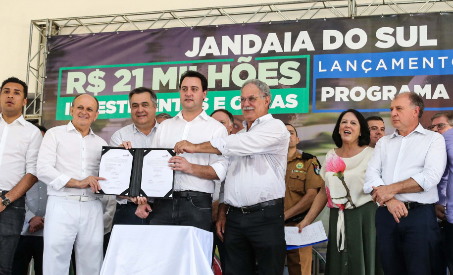 O Governador Carlos Massa Ratinho Júnior lança nesta quinta-feira (28),  o Programa Vida Nova Paraná em Jandaia do Sul.  E também anuncia  recursos e ações nas áreas da saúde, desenvolvimento urbano e sinalização viária, além de entrega de ambulância e de viatura para a Polícia Militar.Jandaia do Sul, 28/11/2019 -  Foto: Geraldo Bubniak/AEN