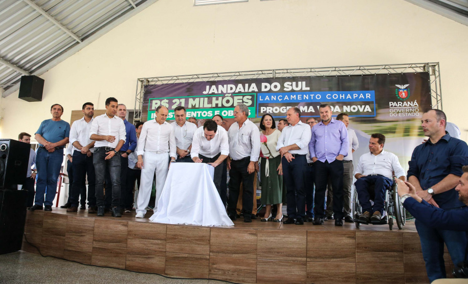 O Governador Carlos Massa Ratinho Júnior lança nesta quinta-feira (28),  o Programa Vida Nova Paraná em Jandaia do Sul.  E também anuncia  recursos e ações nas áreas da saúde, desenvolvimento urbano e sinalização viária, além de entrega de ambulância e de viatura para a Polícia Militar.Jandaia do Sul, 28/11/2019 -  Foto: Geraldo Bubniak/AEN