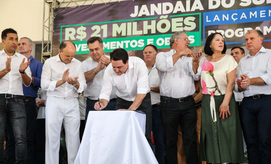 O Governador Carlos Massa Ratinho Júnior lança nesta quinta-feira (28),  o Programa Vida Nova Paraná em Jandaia do Sul.  E também anuncia  recursos e ações nas áreas da saúde, desenvolvimento urbano e sinalização viária, além de entrega de ambulância e de viatura para a Polícia Militar.Jandaia do Sul, 28/11/2019 -  Foto: Geraldo Bubniak/AEN