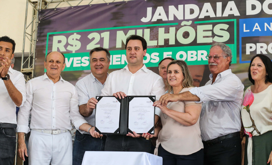 O Governador Carlos Massa Ratinho Júnior lança nesta quinta-feira (28),  o Programa Vida Nova Paraná em Jandaia do Sul.  E também anuncia  recursos e ações nas áreas da saúde, desenvolvimento urbano e sinalização viária, além de entrega de ambulância e de viatura para a Polícia Militar.Jandaia do Sul, 28/11/2019 -  Foto: Geraldo Bubniak/AEN