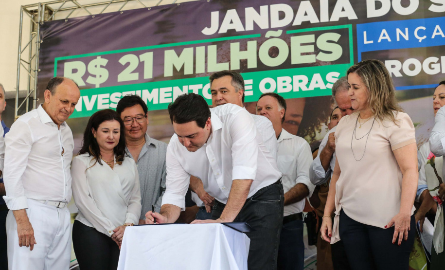 O Governador Carlos Massa Ratinho Júnior lança nesta quinta-feira (28),  o Programa Vida Nova Paraná em Jandaia do Sul.  E também anuncia  recursos e ações nas áreas da saúde, desenvolvimento urbano e sinalização viária, além de entrega de ambulância e de viatura para a Polícia Militar.Jandaia do Sul, 28/11/2019 -  Foto: Geraldo Bubniak/AEN
