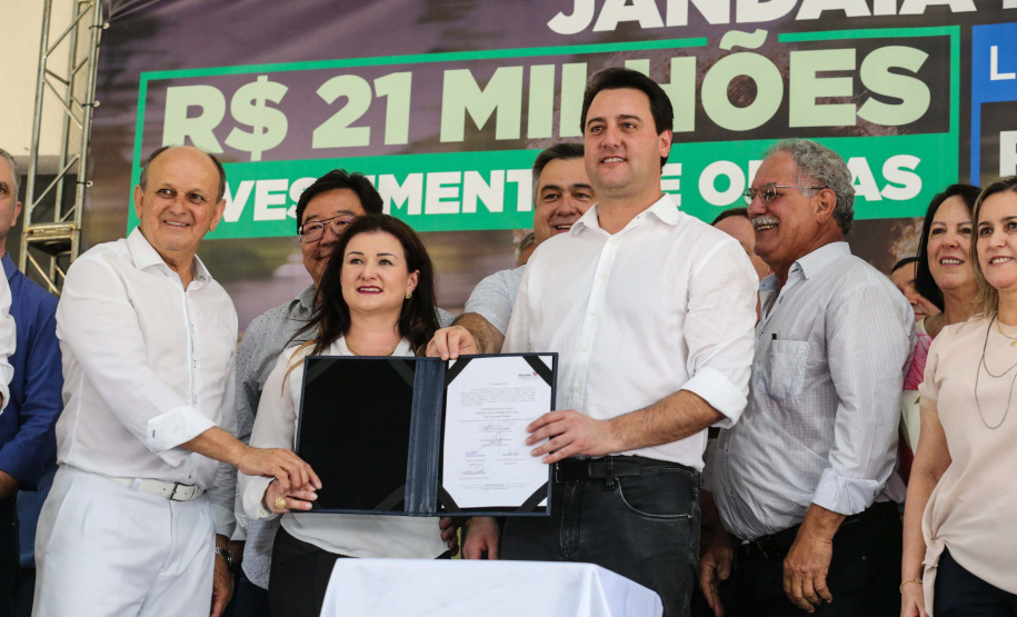 O Governador Carlos Massa Ratinho Júnior lança nesta quinta-feira (28),  o Programa Vida Nova Paraná em Jandaia do Sul.  E também anuncia  recursos e ações nas áreas da saúde, desenvolvimento urbano e sinalização viária, além de entrega de ambulância e de viatura para a Polícia Militar.Jandaia do Sul, 28/11/2019 -  Foto: Geraldo Bubniak/AEN