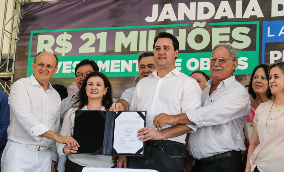 O Governador Carlos Massa Ratinho Júnior lança nesta quinta-feira (28),  o Programa Vida Nova Paraná em Jandaia do Sul.  E também anuncia  recursos e ações nas áreas da saúde, desenvolvimento urbano e sinalização viária, além de entrega de ambulância e de viatura para a Polícia Militar.Jandaia do Sul, 28/11/2019 -  Foto: Geraldo Bubniak/AEN