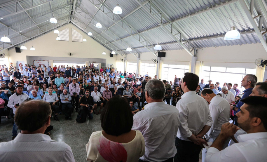 O Governador Carlos Massa Ratinho Júnior lança nesta quinta-feira (28),  o Programa Vida Nova Paraná em Jandaia do Sul.  E também anuncia  recursos e ações nas áreas da saúde, desenvolvimento urbano e sinalização viária, além de entrega de ambulância e de viatura para a Polícia Militar.Jandaia do Sul, 28/11/2019 -  Foto: Geraldo Bubniak/AEN