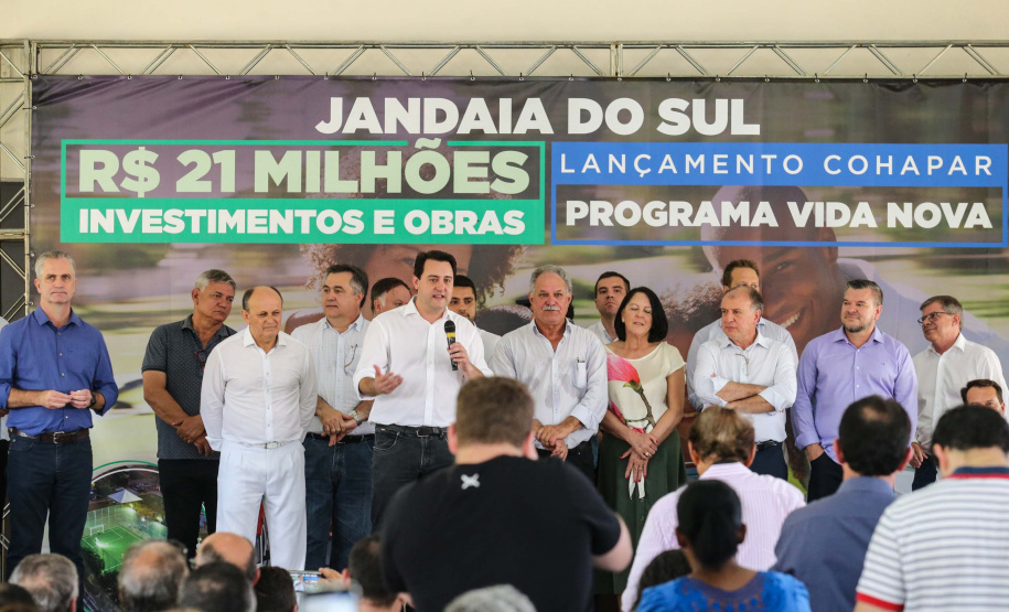 O Governador Carlos Massa Ratinho Júnior lança nesta quinta-feira (28),  o Programa Vida Nova Paraná em Jandaia do Sul.  E também anuncia  recursos e ações nas áreas da saúde, desenvolvimento urbano e sinalização viária, além de entrega de ambulância e de viatura para a Polícia Militar.Jandaia do Sul, 28/11/2019 -  Foto: Geraldo Bubniak/AEN