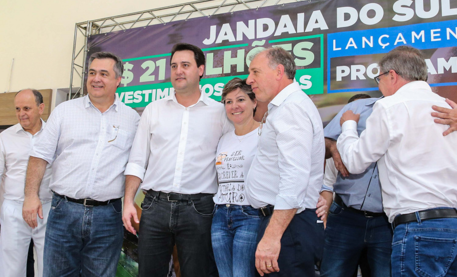 O Governador Carlos Massa Ratinho Júnior lança nesta quinta-feira (28),  o Programa Vida Nova Paraná em Jandaia do Sul.  E também anuncia  recursos e ações nas áreas da saúde, desenvolvimento urbano e sinalização viária, além de entrega de ambulância e de viatura para a Polícia Militar.Jandaia do Sul, 28/11/2019 -  Foto: Geraldo Bubniak/AEN