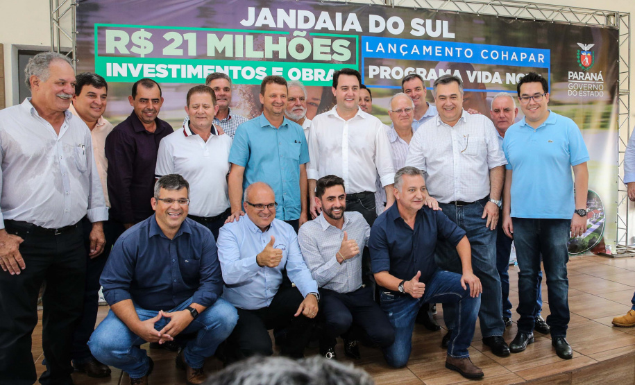 O Governador Carlos Massa Ratinho Júnior lança nesta quinta-feira (28),  o Programa Vida Nova Paraná em Jandaia do Sul.  E também anuncia  recursos e ações nas áreas da saúde, desenvolvimento urbano e sinalização viária, além de entrega de ambulância e de viatura para a Polícia Militar.Jandaia do Sul, 28/11/2019 -  Foto: Geraldo Bubniak/AEN
