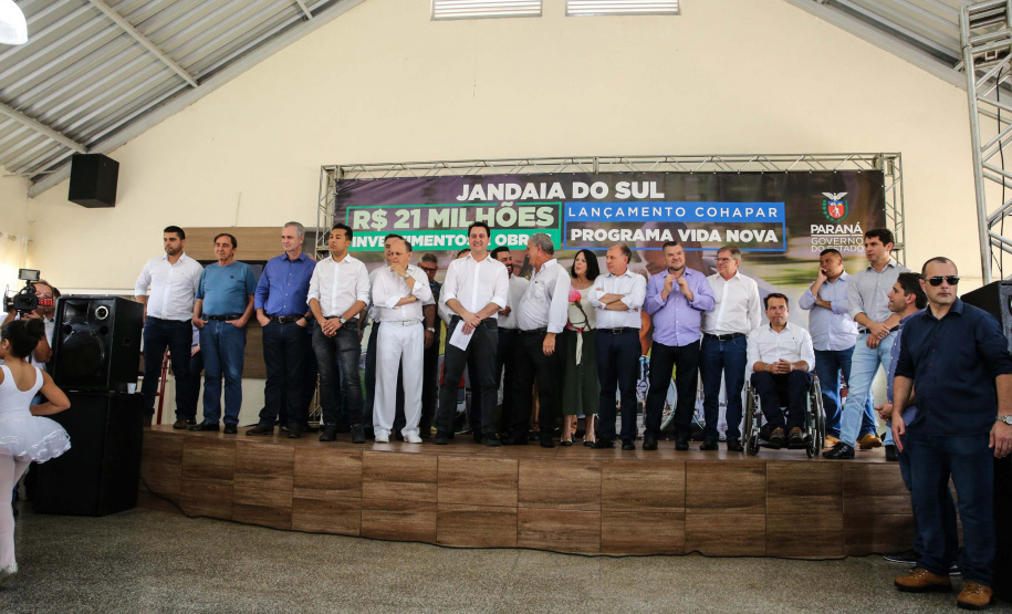 O Governador Carlos Massa Ratinho Júnior lança nesta quinta-feira (28),  o Programa Vida Nova Paraná em Jandaia do Sul.  E também anuncia  recursos e ações nas áreas da saúde, desenvolvimento urbano e sinalização viária, além de entrega de ambulância e de viatura para a Polícia Militar.Jandaia do Sul, 28/11/2019 -  Foto: Geraldo Bubniak/AEN