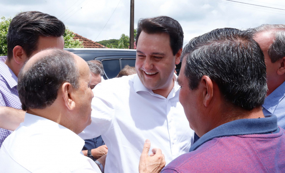 O município de Jandaia do Sul, no Vale do Ivaí, receberá uma série de ações do Governo do Estado nas áreas da saúde, segurança, saneamento, esporte, desenvolvimento urbano e para a sinalização de trânsito. Os investimentos somam R$ 21 milhões e foram confirmados pelo governador Carlos Massa Ratinho Junior nesta quinta-feira (28), em evento no município.