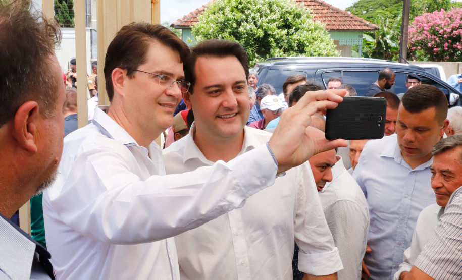 O município de Jandaia do Sul, no Vale do Ivaí, receberá uma série de ações do Governo do Estado nas áreas da saúde, segurança, saneamento, esporte, desenvolvimento urbano e para a sinalização de trânsito. Os investimentos somam R$ 21 milhões e foram confirmados pelo governador Carlos Massa Ratinho Junior nesta quinta-feira (28), em evento no município.