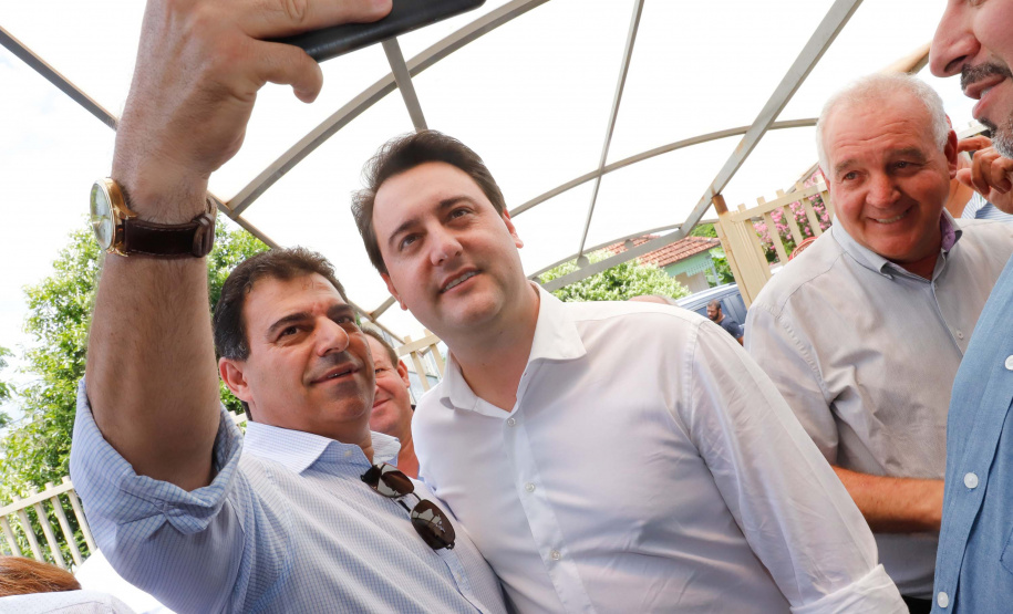 O município de Jandaia do Sul, no Vale do Ivaí, receberá uma série de ações do Governo do Estado nas áreas da saúde, segurança, saneamento, esporte, desenvolvimento urbano e para a sinalização de trânsito. Os investimentos somam R$ 21 milhões e foram confirmados pelo governador Carlos Massa Ratinho Junior nesta quinta-feira (28), em evento no município.