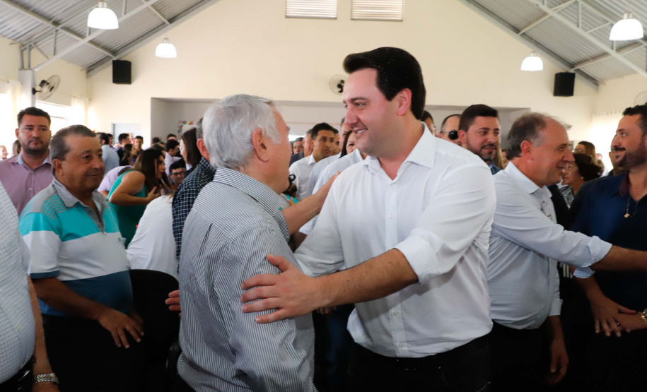 O município de Jandaia do Sul, no Vale do Ivaí, receberá uma série de ações do Governo do Estado nas áreas da saúde, segurança, saneamento, esporte, desenvolvimento urbano e para a sinalização de trânsito. Os investimentos somam R$ 21 milhões e foram confirmados pelo governador Carlos Massa Ratinho Junior nesta quinta-feira (28), em evento no município.