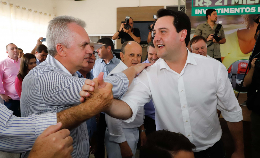 O município de Jandaia do Sul, no Vale do Ivaí, receberá uma série de ações do Governo do Estado nas áreas da saúde, segurança, saneamento, esporte, desenvolvimento urbano e para a sinalização de trânsito. Os investimentos somam R$ 21 milhões e foram confirmados pelo governador Carlos Massa Ratinho Junior nesta quinta-feira (28), em evento no município.