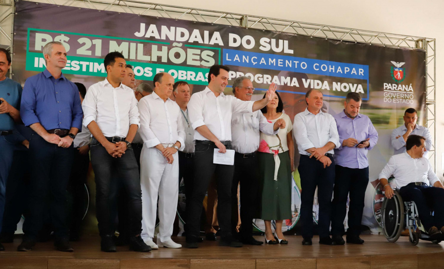 O município de Jandaia do Sul, no Vale do Ivaí, receberá uma série de ações do Governo do Estado nas áreas da saúde, segurança, saneamento, esporte, desenvolvimento urbano e para a sinalização de trânsito. Os investimentos somam R$ 21 milhões e foram confirmados pelo governador Carlos Massa Ratinho Junior nesta quinta-feira (28), em evento no município.