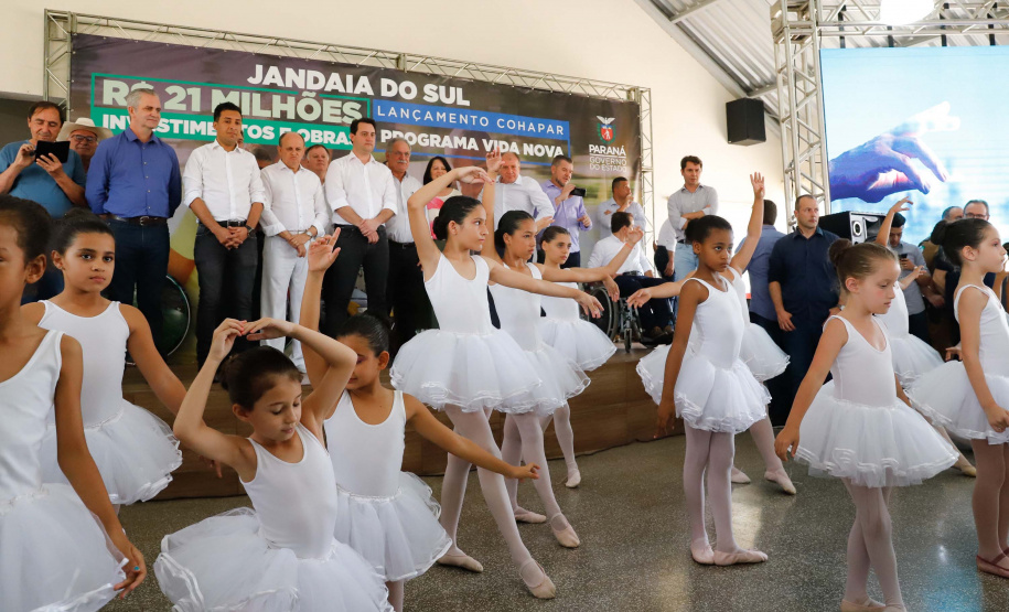 O município de Jandaia do Sul, no Vale do Ivaí, receberá uma série de ações do Governo do Estado nas áreas da saúde, segurança, saneamento, esporte, desenvolvimento urbano e para a sinalização de trânsito. Os investimentos somam R$ 21 milhões e foram confirmados pelo governador Carlos Massa Ratinho Junior nesta quinta-feira (28), em evento no município.