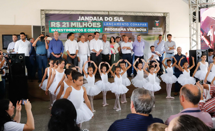 O município de Jandaia do Sul, no Vale do Ivaí, receberá uma série de ações do Governo do Estado nas áreas da saúde, segurança, saneamento, esporte, desenvolvimento urbano e para a sinalização de trânsito. Os investimentos somam R$ 21 milhões e foram confirmados pelo governador Carlos Massa Ratinho Junior nesta quinta-feira (28), em evento no município.