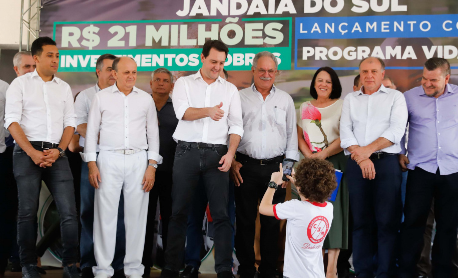 O município de Jandaia do Sul, no Vale do Ivaí, receberá uma série de ações do Governo do Estado nas áreas da saúde, segurança, saneamento, esporte, desenvolvimento urbano e para a sinalização de trânsito. Os investimentos somam R$ 21 milhões e foram confirmados pelo governador Carlos Massa Ratinho Junior nesta quinta-feira (28), em evento no município.
