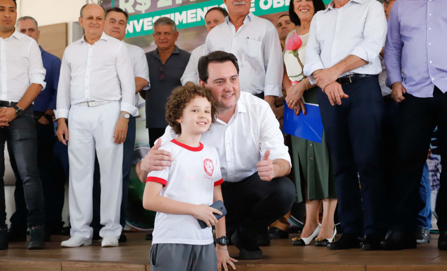 O município de Jandaia do Sul, no Vale do Ivaí, receberá uma série de ações do Governo do Estado nas áreas da saúde, segurança, saneamento, esporte, desenvolvimento urbano e para a sinalização de trânsito. Os investimentos somam R$ 21 milhões e foram confirmados pelo governador Carlos Massa Ratinho Junior nesta quinta-feira (28), em evento no município.