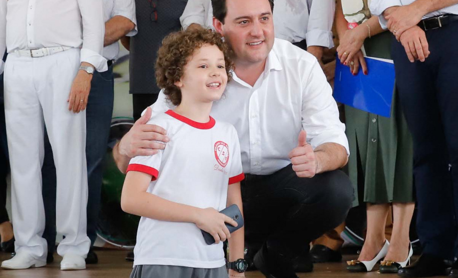 O município de Jandaia do Sul, no Vale do Ivaí, receberá uma série de ações do Governo do Estado nas áreas da saúde, segurança, saneamento, esporte, desenvolvimento urbano e para a sinalização de trânsito. Os investimentos somam R$ 21 milhões e foram confirmados pelo governador Carlos Massa Ratinho Junior nesta quinta-feira (28), em evento no município.