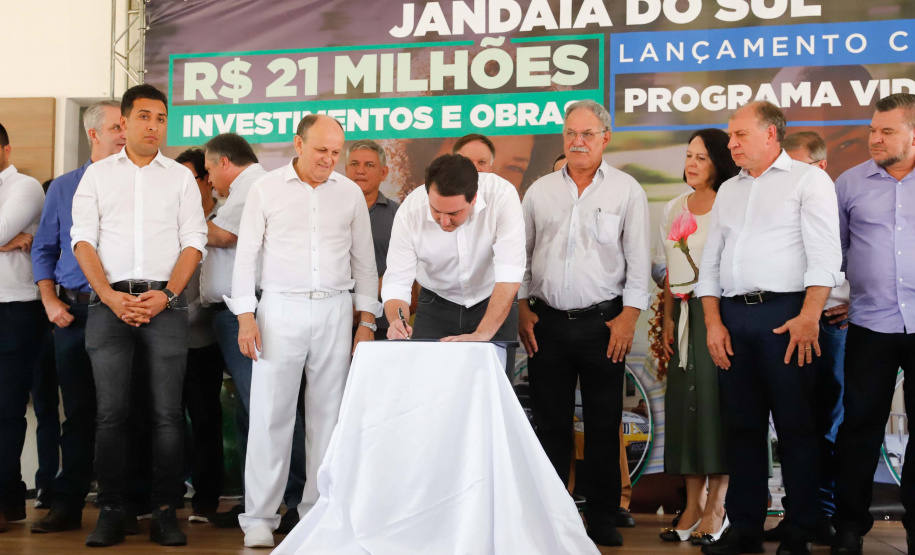 O município de Jandaia do Sul, no Vale do Ivaí, receberá uma série de ações do Governo do Estado nas áreas da saúde, segurança, saneamento, esporte, desenvolvimento urbano e para a sinalização de trânsito. Os investimentos somam R$ 21 milhões e foram confirmados pelo governador Carlos Massa Ratinho Junior nesta quinta-feira (28), em evento no município.