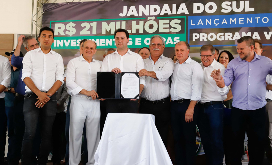O município de Jandaia do Sul, no Vale do Ivaí, receberá uma série de ações do Governo do Estado nas áreas da saúde, segurança, saneamento, esporte, desenvolvimento urbano e para a sinalização de trânsito. Os investimentos somam R$ 21 milhões e foram confirmados pelo governador Carlos Massa Ratinho Junior nesta quinta-feira (28), em evento no município.