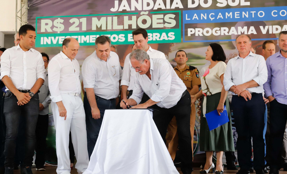 O município de Jandaia do Sul, no Vale do Ivaí, receberá uma série de ações do Governo do Estado nas áreas da saúde, segurança, saneamento, esporte, desenvolvimento urbano e para a sinalização de trânsito. Os investimentos somam R$ 21 milhões e foram confirmados pelo governador Carlos Massa Ratinho Junior nesta quinta-feira (28), em evento no município.