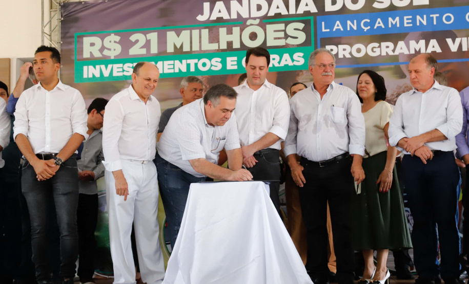 O município de Jandaia do Sul, no Vale do Ivaí, receberá uma série de ações do Governo do Estado nas áreas da saúde, segurança, saneamento, esporte, desenvolvimento urbano e para a sinalização de trânsito. Os investimentos somam R$ 21 milhões e foram confirmados pelo governador Carlos Massa Ratinho Junior nesta quinta-feira (28), em evento no município.