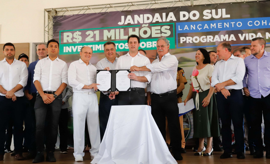 O município de Jandaia do Sul, no Vale do Ivaí, receberá uma série de ações do Governo do Estado nas áreas da saúde, segurança, saneamento, esporte, desenvolvimento urbano e para a sinalização de trânsito. Os investimentos somam R$ 21 milhões e foram confirmados pelo governador Carlos Massa Ratinho Junior nesta quinta-feira (28), em evento no município.