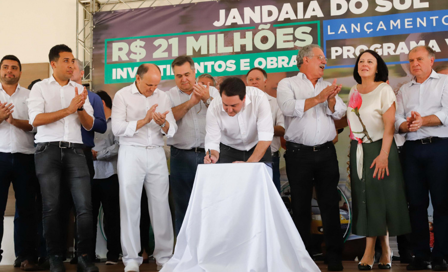 O município de Jandaia do Sul, no Vale do Ivaí, receberá uma série de ações do Governo do Estado nas áreas da saúde, segurança, saneamento, esporte, desenvolvimento urbano e para a sinalização de trânsito. Os investimentos somam R$ 21 milhões e foram confirmados pelo governador Carlos Massa Ratinho Junior nesta quinta-feira (28), em evento no município.