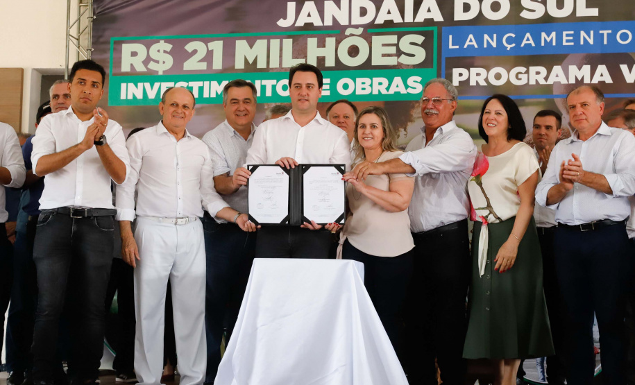 O município de Jandaia do Sul, no Vale do Ivaí, receberá uma série de ações do Governo do Estado nas áreas da saúde, segurança, saneamento, esporte, desenvolvimento urbano e para a sinalização de trânsito. Os investimentos somam R$ 21 milhões e foram confirmados pelo governador Carlos Massa Ratinho Junior nesta quinta-feira (28), em evento no município.