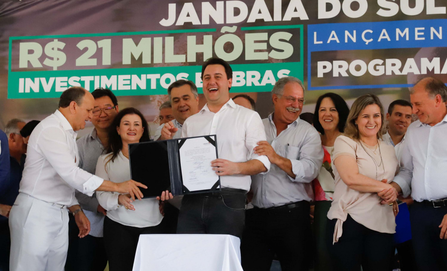 O município de Jandaia do Sul, no Vale do Ivaí, receberá uma série de ações do Governo do Estado nas áreas da saúde, segurança, saneamento, esporte, desenvolvimento urbano e para a sinalização de trânsito. Os investimentos somam R$ 21 milhões e foram confirmados pelo governador Carlos Massa Ratinho Junior nesta quinta-feira (28), em evento no município.