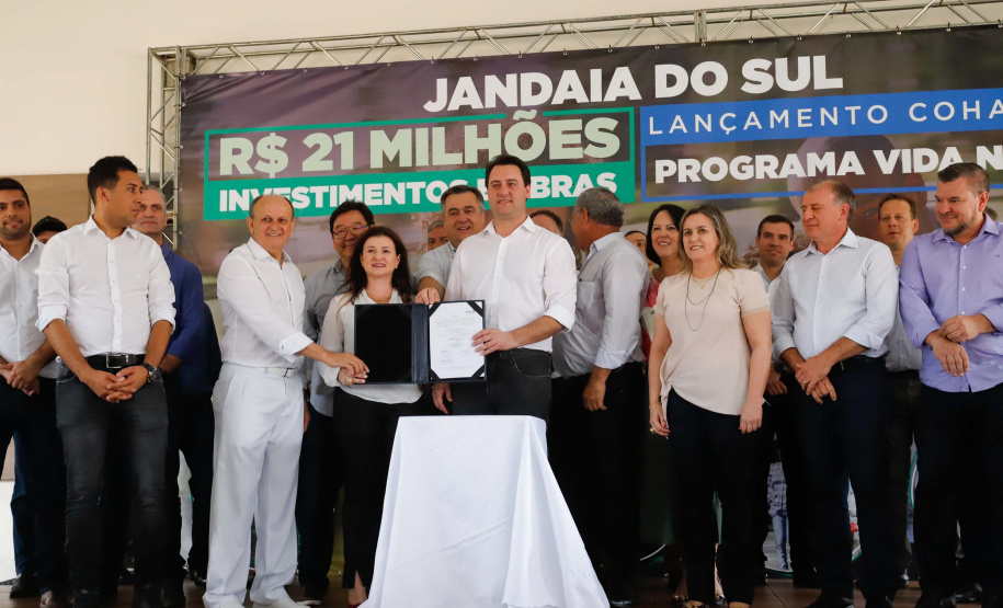 O município de Jandaia do Sul, no Vale do Ivaí, receberá uma série de ações do Governo do Estado nas áreas da saúde, segurança, saneamento, esporte, desenvolvimento urbano e para a sinalização de trânsito. Os investimentos somam R$ 21 milhões e foram confirmados pelo governador Carlos Massa Ratinho Junior nesta quinta-feira (28), em evento no município.