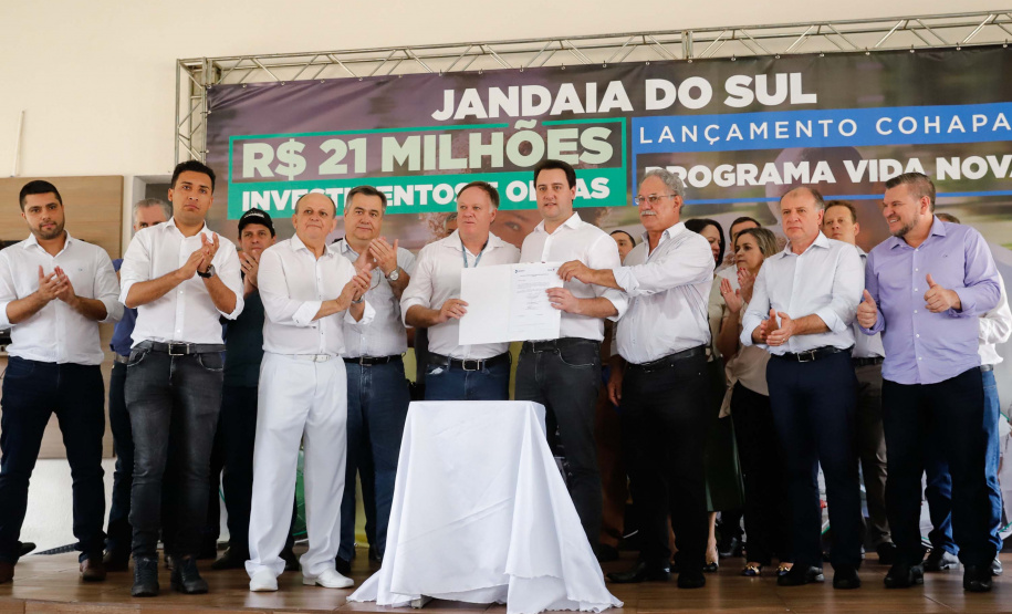 O município de Jandaia do Sul, no Vale do Ivaí, receberá uma série de ações do Governo do Estado nas áreas da saúde, segurança, saneamento, esporte, desenvolvimento urbano e para a sinalização de trânsito. Os investimentos somam R$ 21 milhões e foram confirmados pelo governador Carlos Massa Ratinho Junior nesta quinta-feira (28), em evento no município.
