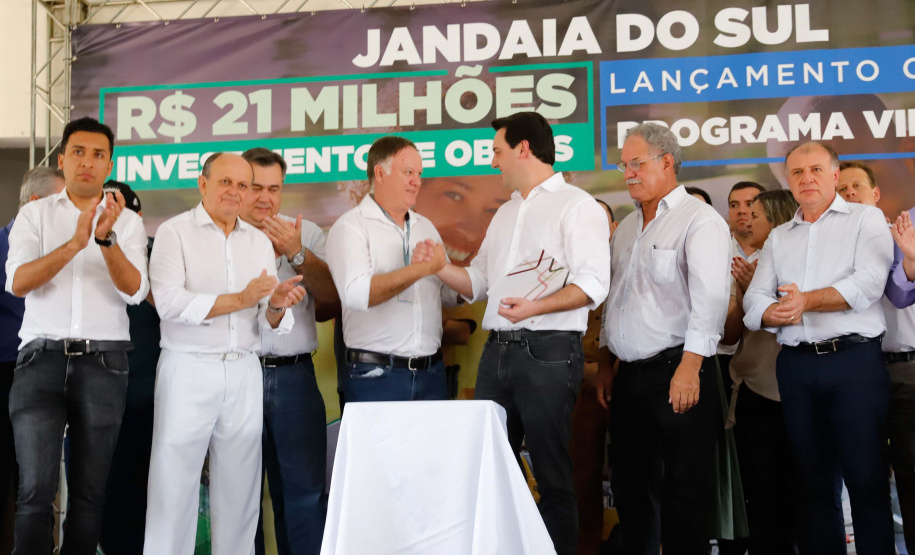 O município de Jandaia do Sul, no Vale do Ivaí, receberá uma série de ações do Governo do Estado nas áreas da saúde, segurança, saneamento, esporte, desenvolvimento urbano e para a sinalização de trânsito. Os investimentos somam R$ 21 milhões e foram confirmados pelo governador Carlos Massa Ratinho Junior nesta quinta-feira (28), em evento no município.