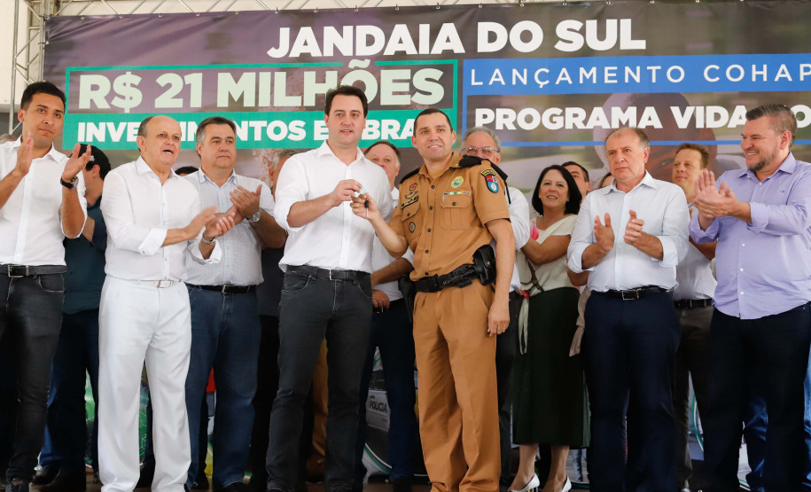 O município de Jandaia do Sul, no Vale do Ivaí, receberá uma série de ações do Governo do Estado nas áreas da saúde, segurança, saneamento, esporte, desenvolvimento urbano e para a sinalização de trânsito. Os investimentos somam R$ 21 milhões e foram confirmados pelo governador Carlos Massa Ratinho Junior nesta quinta-feira (28), em evento no município.