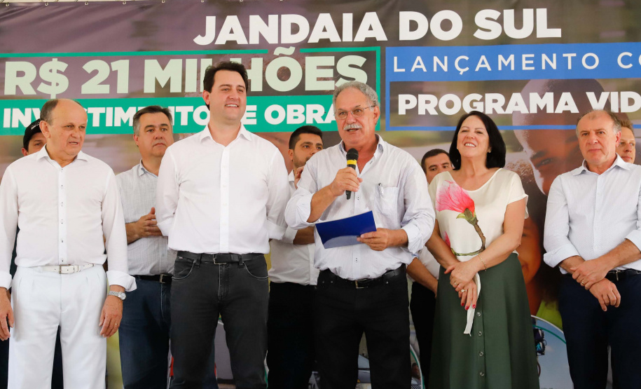 O município de Jandaia do Sul, no Vale do Ivaí, receberá uma série de ações do Governo do Estado nas áreas da saúde, segurança, saneamento, esporte, desenvolvimento urbano e para a sinalização de trânsito. Os investimentos somam R$ 21 milhões e foram confirmados pelo governador Carlos Massa Ratinho Junior nesta quinta-feira (28), em evento no município.