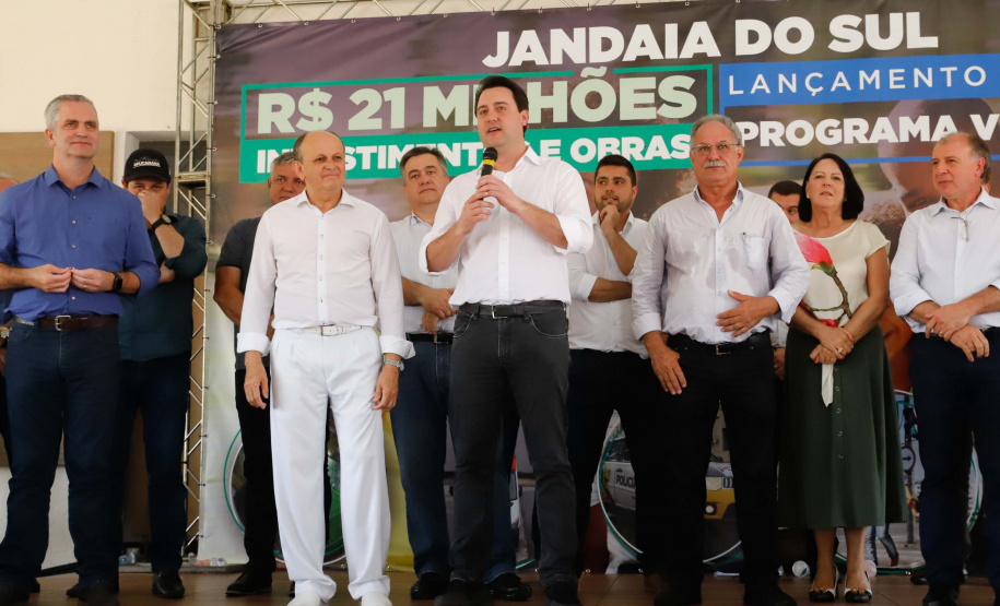 O município de Jandaia do Sul, no Vale do Ivaí, receberá uma série de ações do Governo do Estado nas áreas da saúde, segurança, saneamento, esporte, desenvolvimento urbano e para a sinalização de trânsito. Os investimentos somam R$ 21 milhões e foram confirmados pelo governador Carlos Massa Ratinho Junior nesta quinta-feira (28), em evento no município.