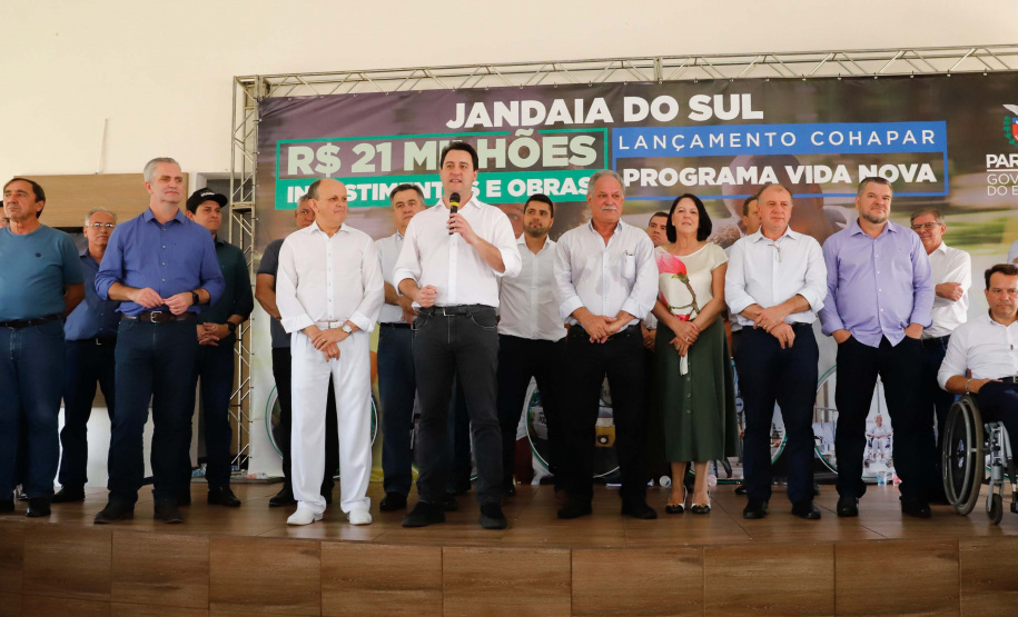 O município de Jandaia do Sul, no Vale do Ivaí, receberá uma série de ações do Governo do Estado nas áreas da saúde, segurança, saneamento, esporte, desenvolvimento urbano e para a sinalização de trânsito. Os investimentos somam R$ 21 milhões e foram confirmados pelo governador Carlos Massa Ratinho Junior nesta quinta-feira (28), em evento no município.
