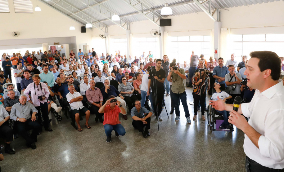 O município de Jandaia do Sul, no Vale do Ivaí, receberá uma série de ações do Governo do Estado nas áreas da saúde, segurança, saneamento, esporte, desenvolvimento urbano e para a sinalização de trânsito. Os investimentos somam R$ 21 milhões e foram confirmados pelo governador Carlos Massa Ratinho Junior nesta quinta-feira (28), em evento no município.