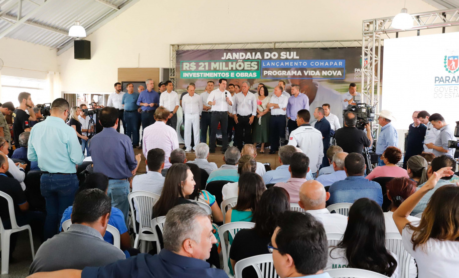 O município de Jandaia do Sul, no Vale do Ivaí, receberá uma série de ações do Governo do Estado nas áreas da saúde, segurança, saneamento, esporte, desenvolvimento urbano e para a sinalização de trânsito. Os investimentos somam R$ 21 milhões e foram confirmados pelo governador Carlos Massa Ratinho Junior nesta quinta-feira (28), em evento no município.