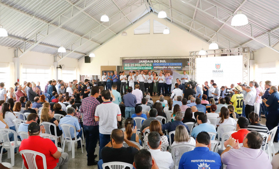 O município de Jandaia do Sul, no Vale do Ivaí, receberá uma série de ações do Governo do Estado nas áreas da saúde, segurança, saneamento, esporte, desenvolvimento urbano e para a sinalização de trânsito. Os investimentos somam R$ 21 milhões e foram confirmados pelo governador Carlos Massa Ratinho Junior nesta quinta-feira (28), em evento no município.