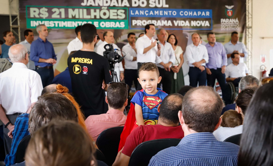O município de Jandaia do Sul, no Vale do Ivaí, receberá uma série de ações do Governo do Estado nas áreas da saúde, segurança, saneamento, esporte, desenvolvimento urbano e para a sinalização de trânsito. Os investimentos somam R$ 21 milhões e foram confirmados pelo governador Carlos Massa Ratinho Junior nesta quinta-feira (28), em evento no município.