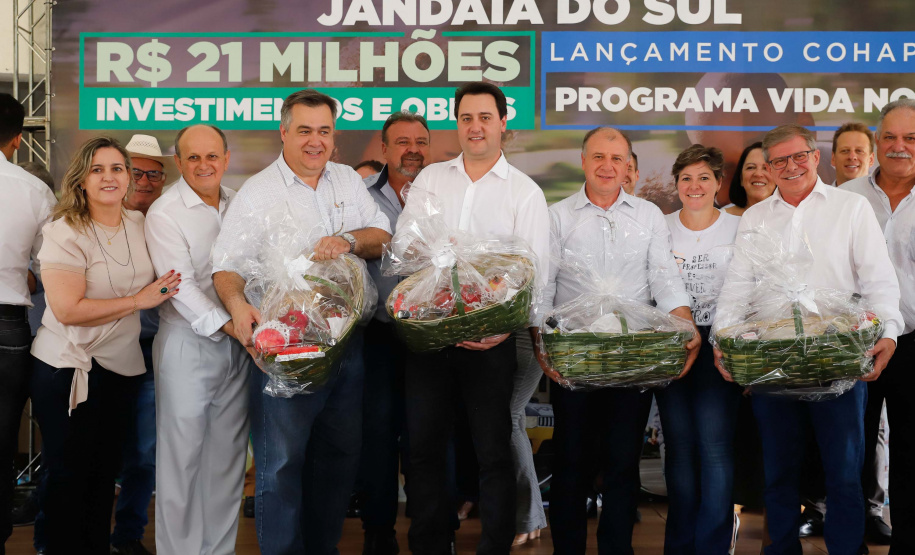 O município de Jandaia do Sul, no Vale do Ivaí, receberá uma série de ações do Governo do Estado nas áreas da saúde, segurança, saneamento, esporte, desenvolvimento urbano e para a sinalização de trânsito. Os investimentos somam R$ 21 milhões e foram confirmados pelo governador Carlos Massa Ratinho Junior nesta quinta-feira (28), em evento no município.