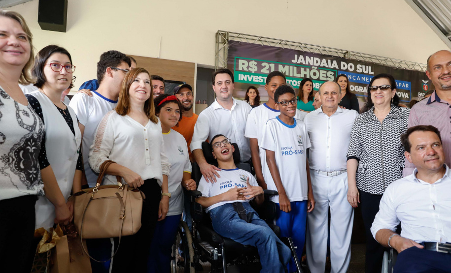 O município de Jandaia do Sul, no Vale do Ivaí, receberá uma série de ações do Governo do Estado nas áreas da saúde, segurança, saneamento, esporte, desenvolvimento urbano e para a sinalização de trânsito. Os investimentos somam R$ 21 milhões e foram confirmados pelo governador Carlos Massa Ratinho Junior nesta quinta-feira (28), em evento no município.