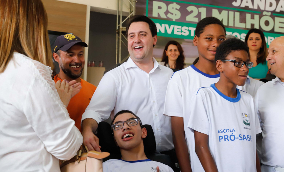 O município de Jandaia do Sul, no Vale do Ivaí, receberá uma série de ações do Governo do Estado nas áreas da saúde, segurança, saneamento, esporte, desenvolvimento urbano e para a sinalização de trânsito. Os investimentos somam R$ 21 milhões e foram confirmados pelo governador Carlos Massa Ratinho Junior nesta quinta-feira (28), em evento no município.